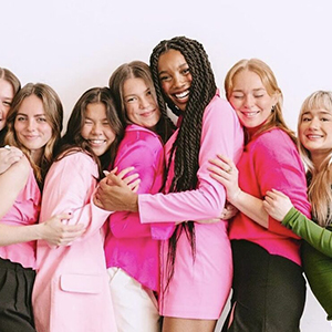 Seven national members of Delta Zeta squishing in for a group photo.